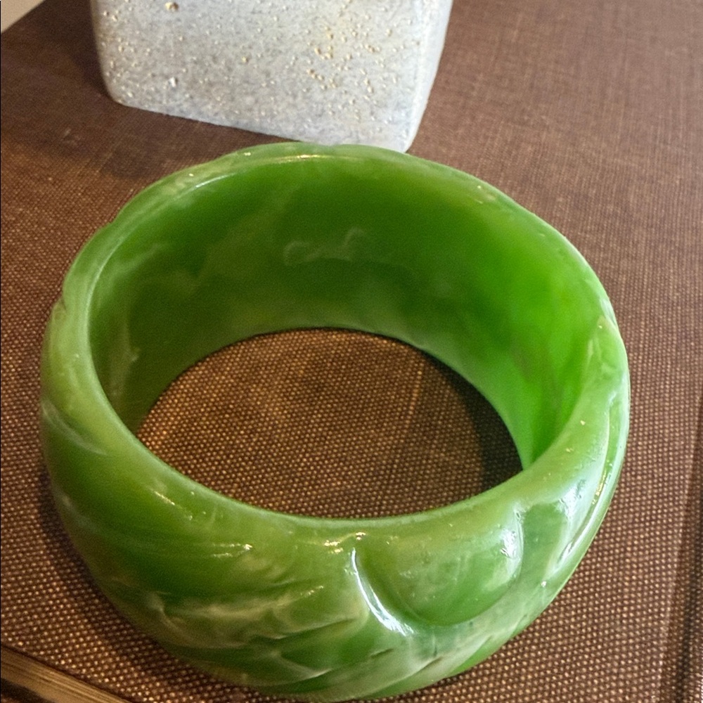 Vintage Marbled Green Lucite Bangle Bracelet Carved Sunburst Design - Picture 5 of 6